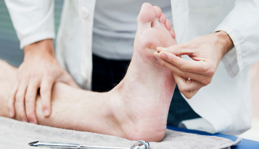 Vyšetrenie chodidla odborníkom pri diagnostike diabetickej neuropatie – vložky MEDICOVI poskytujú úľavu od bolesti nôh a podporu pri neuropatických problémoch.